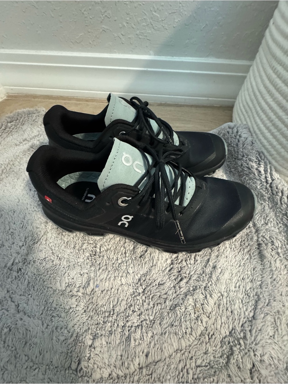 On Running Womens Cloudrunner Low-Top Sneakers in Black/Light Gray
